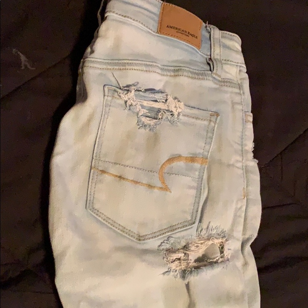 AMERICAN EAGLE DISTRESSED JEANS.